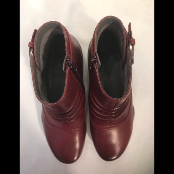 NIB Earth Natural Tahoe Merlot Leather Side Zip Ankle Booties 7 1/2 Wide - Picture 3 of 12